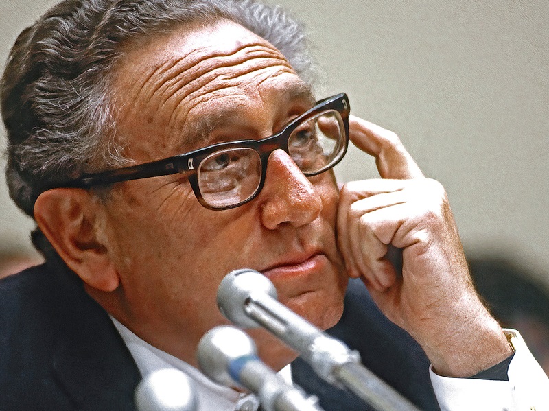Henry Kissinger, ministr zahraničí v krizi 70. let, zemřel ve věku 100 let
